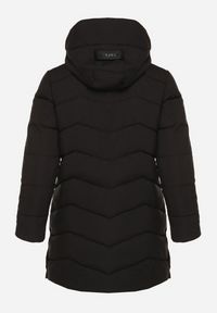 Born2be - Czarna Pikowana Kurtka o Prostym Kroju z Wysokim Kołnierzem i Kapturem Zenive. Okazja: do pracy, na co dzień. Kolekcja: plus size. Kolor: czarny. Materiał: jeans, poliester, dzianina. Styl: casual, elegancki
