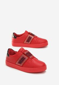 Renee - Czerwone Sneakersy Move Around. Zapięcie: bez zapięcia. Kolor: czerwony. Materiał: materiał, lakier. Wzór: aplikacja. Obcas: na płaskiej podeszwie