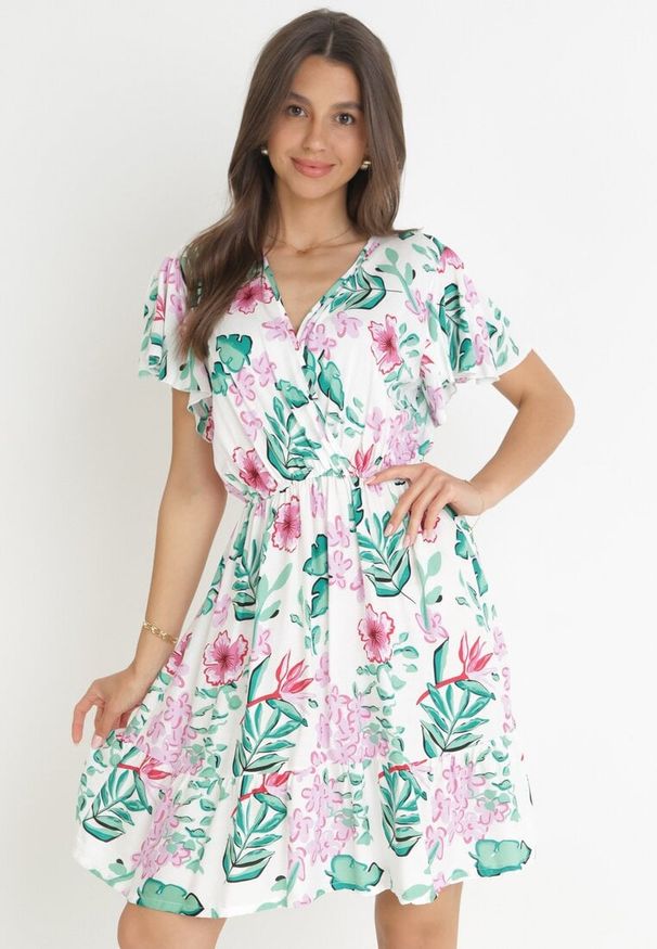 Born2be - Biała Sukienka Mini z Gumką w Pasie i Krótkimi Rękawami z Wiskozy Ferny. Okazja: na co dzień. Typ kołnierza: dekolt kopertowy. Kolor: biały. Materiał: wiskoza. Długość rękawa: krótki rękaw. Typ sukienki: kopertowe. Styl: casual. Długość: mini