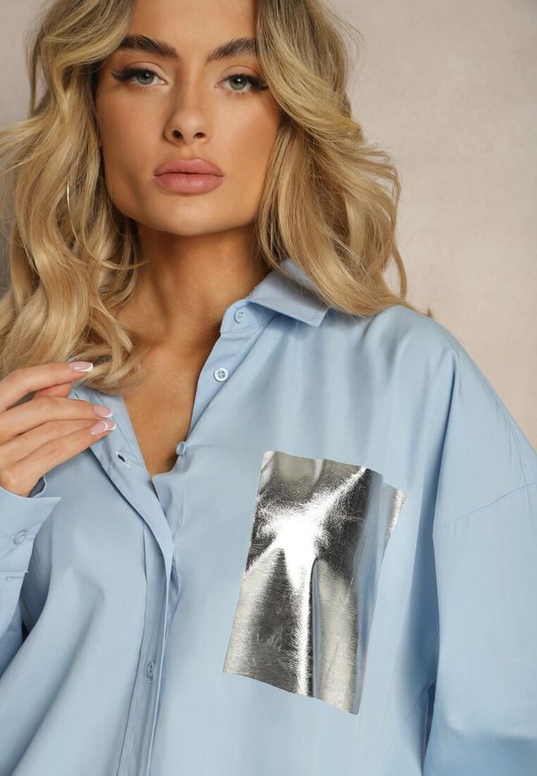 Renee - Niebieska Koszula z Bawełny z Imitacją Kieszeni o Metalicznym Wykończeniu Hecilla. Okazja: na co dzień. Kolor: niebieski. Materiał: bawełna. Styl: casual, klasyczny