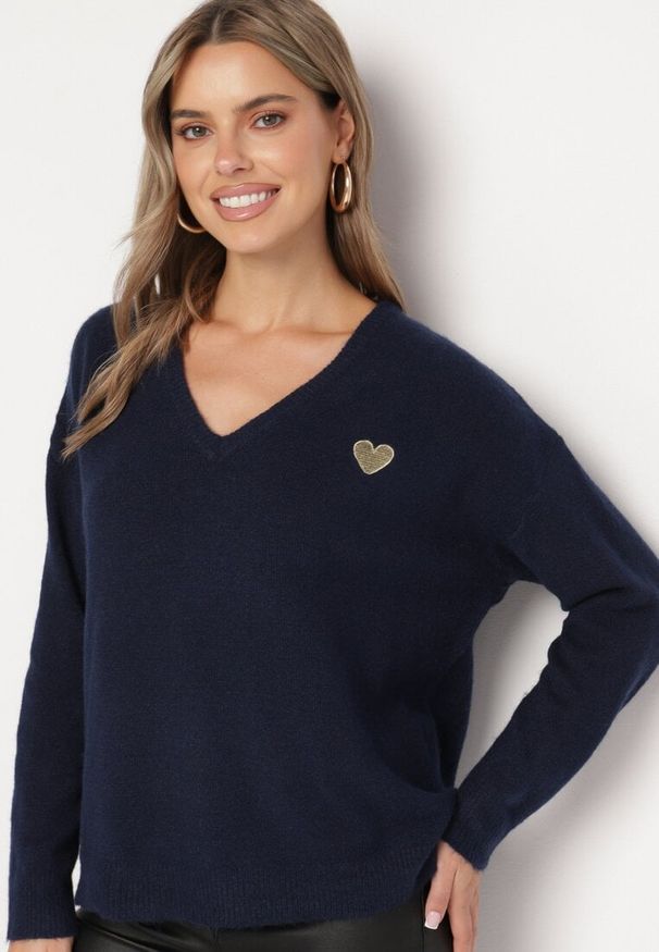 Born2be - Granatowy Sweter z Wełną i Trójkątnym Dekoltem Zivida. Okazja: na co dzień. Kolor: niebieski. Materiał: wełna. Długość rękawa: długi rękaw. Długość: długie. Styl: klasyczny, casual, elegancki