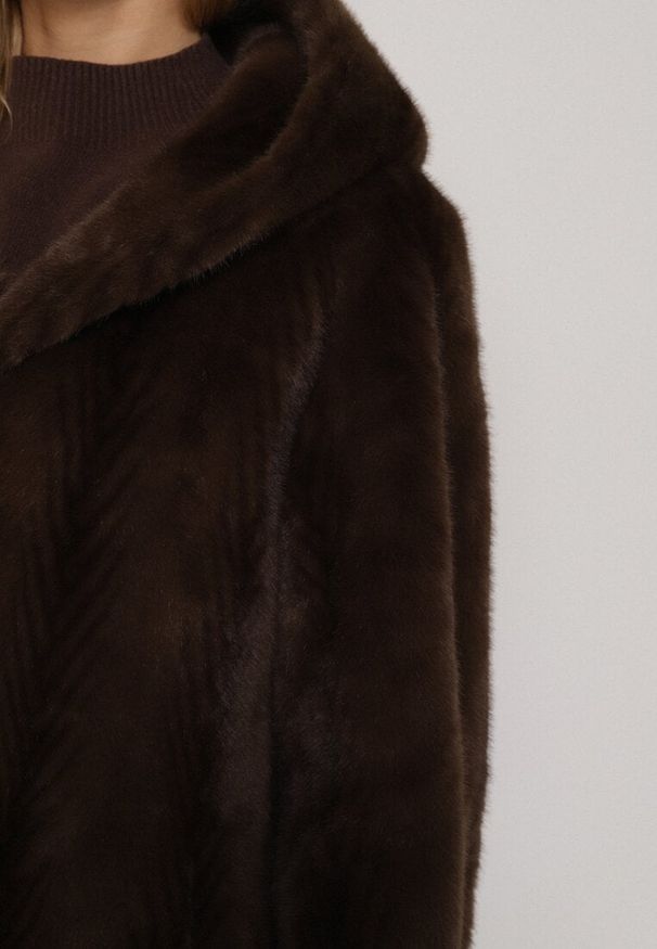 Born2be - Brązowy Płaszcz Futerko w Pionowy Wzór z Kapturem Cahroris. Typ kołnierza: kaptur. Kolor: brązowy. Materiał: futro. Styl: elegancki, klasyczny