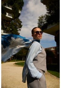 MOODO - Szal w kwiaty błękitny. Kolor: niebieski. Materiał: poliester. Wzór: kwiaty #1