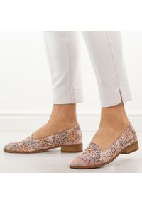 POTOCKI - Multi ażurowe półbuty damskie Potocki 12320. Nosek buta: okrągły. Kolor: wielokolorowy. Szerokość cholewki: normalna. Wzór: ażurowy. Materiał: skóra. Sezon: wiosna, lato. Obcas: na obcasie. Styl: elegancki, klasyczny. Wysokość obcasa: niski #1