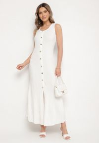 Born2be - Biała Wiskozowa Sukienka Sweterkowa z Ozdobnymi Guzikami Lunarelle. Okazja: na co dzień. Kolor: biały. Materiał: wiskoza. Wzór: aplikacja. Styl: klasyczny, casual, elegancki #7