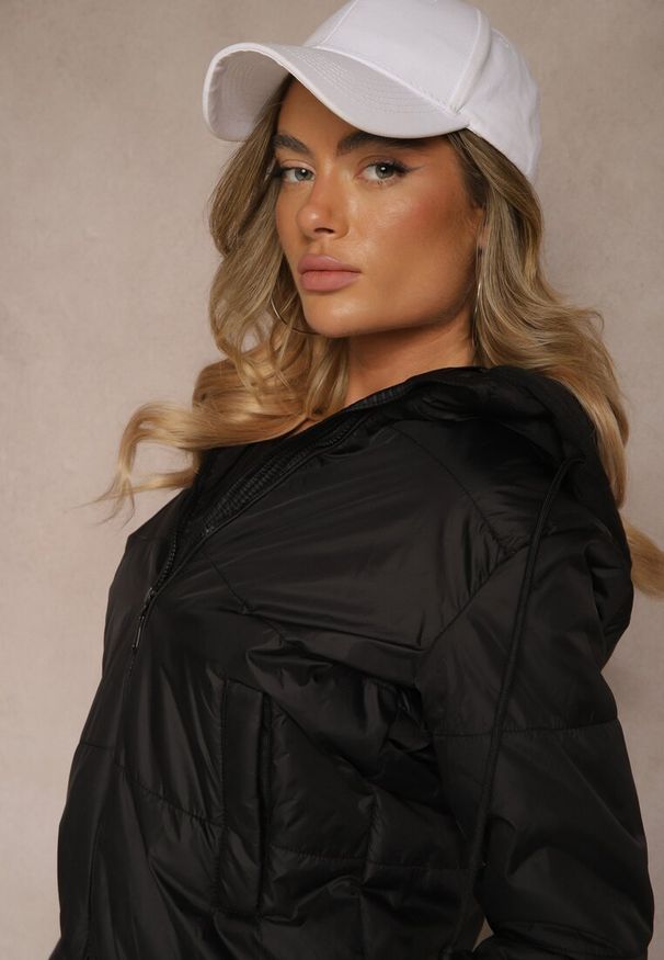 Renee - Czarna Pikowana Kurtka z Odpinanym Kapturem z Tkaniny Kaliran. Okazja: na spacer. Kolor: czarny. Materiał: tkanina. Długość rękawa: długi rękaw. Długość: długie. Styl: sportowy, elegancki