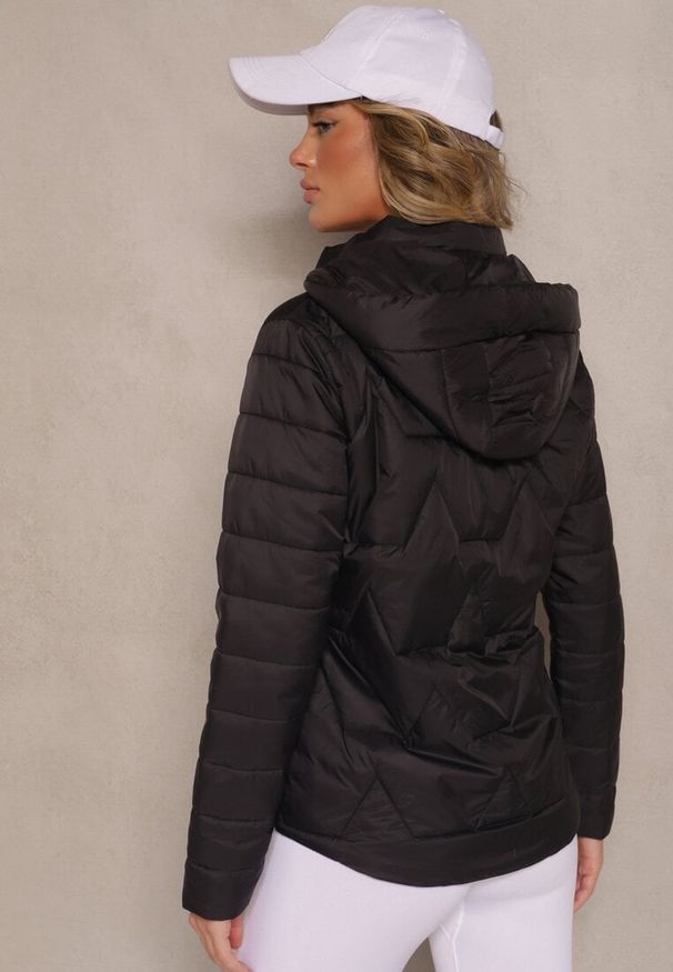 Renee - Czarna Kurtka z Geometrycznym Pikowaniem i Kapturem Lilidi. Okazja: na spacer, na co dzień. Kolor: czarny. Materiał: jeans. Wzór: geometria. Styl: casual, elegancki, wizytowy