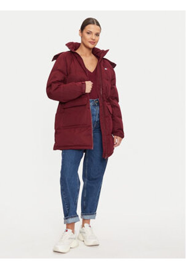 Tommy Jeans Kurtka puchowa Alaska DW0DW18821 Bordowy Regular Fit. Kolor: czerwony. Materiał: syntetyk