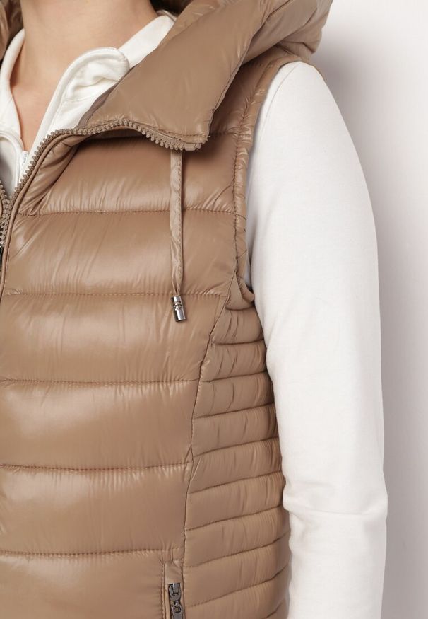 Born2be - Ciemnobeżowa Długa Kamizelka Pikowana z Kapturem Caileth. Okazja: na co dzień. Typ kołnierza: kaptur. Kolor: beżowy. Materiał: jeans. Długość: długie. Styl: casual