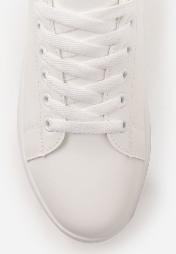 Born2be - Białe Sznurowane Sneakersy o Klasycznym Fasonie na Grubej Podeszwie Cataria. Okazja: na spotkanie biznesowe, na co dzień. Zapięcie: sznurówki. Kolor: biały. Materiał: jeans, bawełna