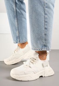 Born2be - Beżowe Sneakersy Streetwearowe na Podeszwie z Tłoczeniami i Rzepem Zilanne. Okazja: na co dzień. Zapięcie: rzepy. Kolor: beżowy. Materiał: jeans. Obcas: na płaskiej podeszwie #4