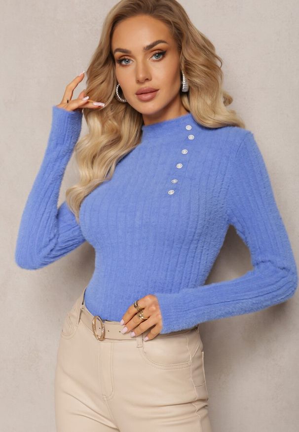 Renee - Niebieski Wełniany Sweter z Biżuteryjnymi Guzikami i Dłuższym Włosiem Tuvelio. Kolor: niebieski. Materiał: wełna. Długość: długie