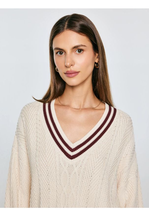 Big-Star - Sweter damski z wiskozy z dekoltem v-neck kremowy Cyntylia 102. Kolor: kremowy. Materiał: wiskoza. Wzór: ze splotem. Styl: klasyczny