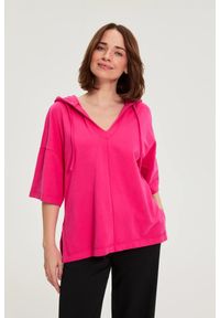 MOODO - Bluza z kapturem i krótkimi rękawami fuksjowa. Typ kołnierza: kaptur. Materiał: bawełna, elastan. Długość rękawa: krótki rękaw. Długość: krótkie #1