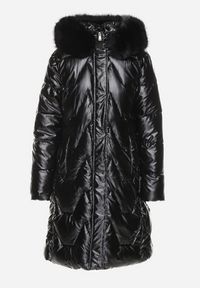 Born2be - Czarna Zimowa Kurtka Pikowana o Długim Kroju z Kapturem z Odpinanym Futrem Lilareen. Okazja: na co dzień. Typ kołnierza: kaptur. Kolor: czarny. Materiał: futro. Długość: długie. Sezon: zima. Styl: casual, elegancki #6