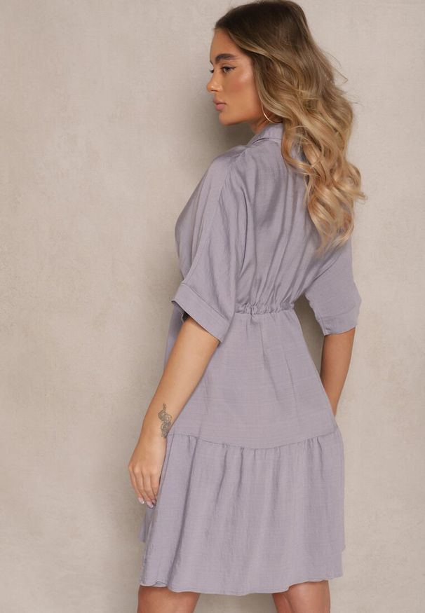 Renee - Szara Wiskozowa Sukienka o Koszulowym Kroju z Wiązaniem w Talii Nanovias. Okazja: na co dzień, do pracy. Typ kołnierza: kołnierzyk klasyczny. Kolor: szary. Materiał: wiskoza. Długość rękawa: krótki rękaw. Typ sukienki: koszulowe. Styl: klasyczny, casual, elegancki