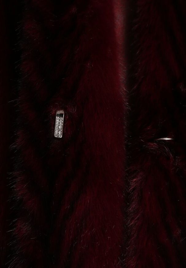 Renee - Bordowy Futrzany Płaszcz z Kapturem Zdobiony Pionowym Wzorem Elrinrahne. Typ kołnierza: kaptur. Kolor: czerwony. Materiał: futro. Długość rękawa: długi rękaw. Wzór: aplikacja. Styl: klasyczny