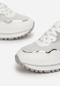 Born2be - Białe Sneakersy Przed Kostkę z Grubą Podeszwą i Metalicznymi Zdobieniami Azaya. Wysokość cholewki: przed kostkę. Kolor: biały. Szerokość cholewki: normalna. Wzór: aplikacja #5