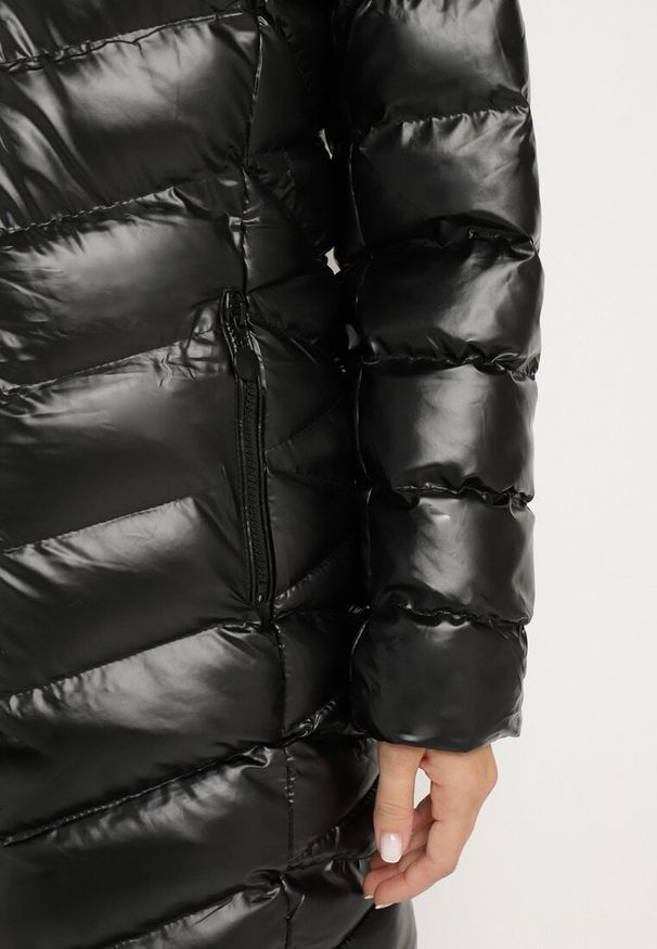 Born2be - Czarno-Brązowa Długa Pikowana Kurtka z Odpinanym Futerkiem i Sznurkami Rinnarae. Okazja: na co dzień, na spacer. Typ kołnierza: kaptur. Kolor: czarny. Materiał: futro. Długość: długie. Styl: casual, elegancki