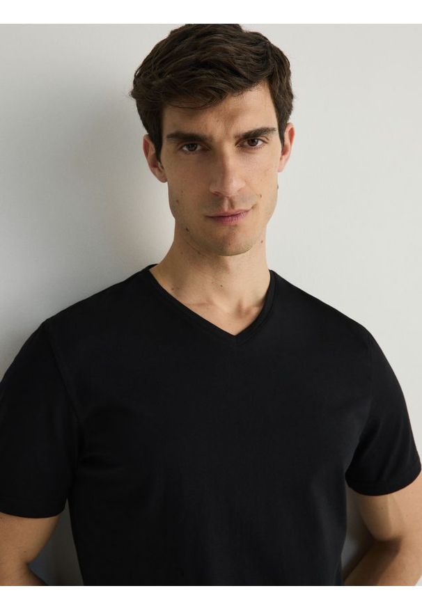 Reserved - T-shirt slim z dekoltem V - czarny. Kolor: czarny. Materiał: bawełna, dzianina