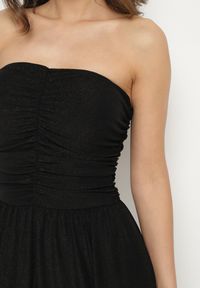 Born2be - Czarna Sukienka Koktajlowa Bandeau z Wiskozą Ozdobiona Marszczeniem Nalithae. Okazja: na co dzień. Kolor: czarny. Materiał: wiskoza. Wzór: aplikacja. Styl: wizytowy