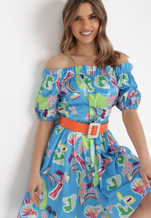 Born2be - Niebieska Sukienka Satynowa Theophanthe. Okazja: na ślub cywilny, na wesele. Typ kołnierza: dekolt hiszpanka. Kolor: niebieski. Materiał: satyna. Wzór: kolorowy, aplikacja. Długość: mini