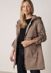 Born2be - Ciemnobeżowa Przejściowa Kurtka Parka z Kapturem i Podwijanymi Rękawami Tinarose. Okazja: na spacer, na co dzień. Typ kołnierza: kaptur. Kolor: beżowy. Materiał: jeans, dresówka. Styl: casual #6