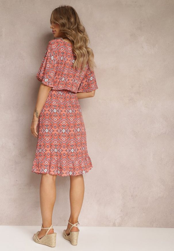 Renee - Ciemnoróżowa Wiskozowa Sukienka Midi z Kopertowym Dekoltem i Gumkami w Talii Aubria. Kolor: różowy. Materiał: wiskoza. Długość rękawa: krótki rękaw. Typ sukienki: kopertowe. Długość: midi