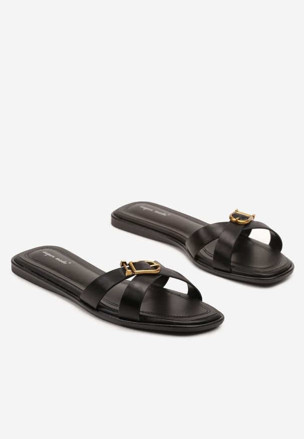 Born2be - Czarne Klapki z Ozdobnymi Wycięciami i Klamrami Zelselin. Okazja: na co dzień. Kolor: czarny. Styl: casual, elegancki