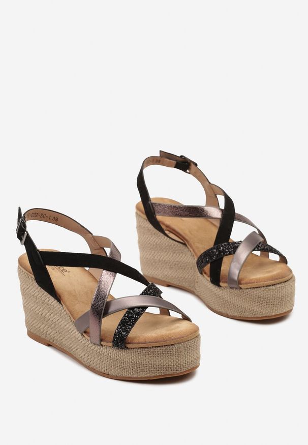Renee - Czarne Casualowe Sandały na Koturnie w Stylu Boho z Brokatowymi Plecionymi Paskami Urani. Okazja: na co dzień. Nosek buta: otwarty. Zapięcie: pasek. Kolor: czarny. Sezon: lato. Obcas: na koturnie. Styl: boho, casual. Wysokość obcasa: średni