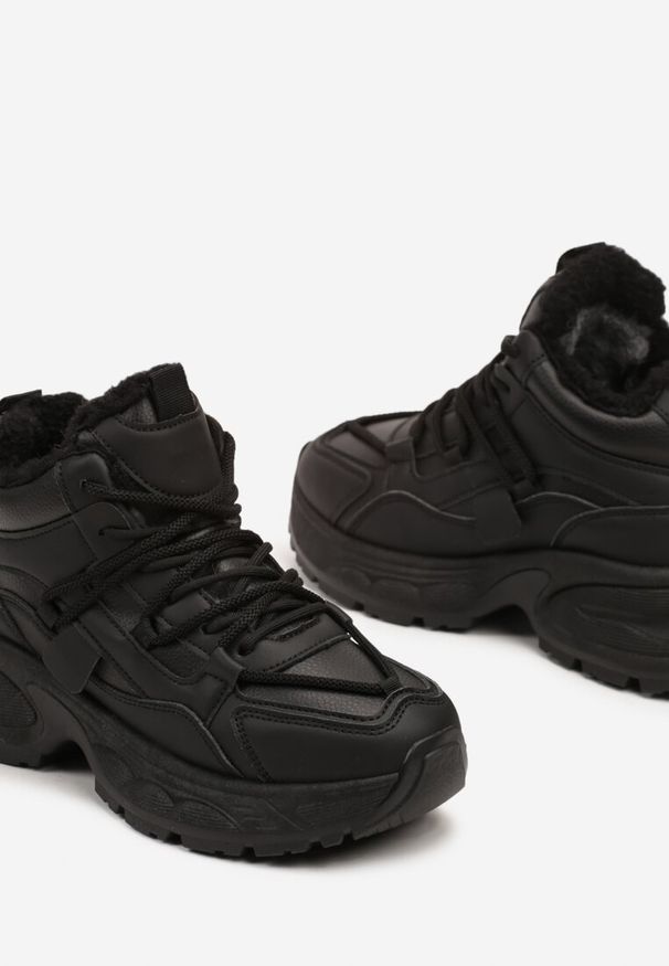 Renee - Czarne Sneakersy na Tłoczonej Podeszwie Ocieplone Futerkiem Miaola. Okazja: do pracy, na co dzień. Kolor: czarny. Materiał: futro. Szerokość cholewki: normalna. Obcas: na obcasie. Wysokość obcasa: niski