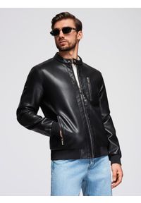 Ombre Clothing - Męska kurtka z imitacji skóry ze stójką - czarna V2. Typ kołnierza: kołnierzyk stójkowy. Kolor: czarny. Materiał: skóra. Styl: elegancki