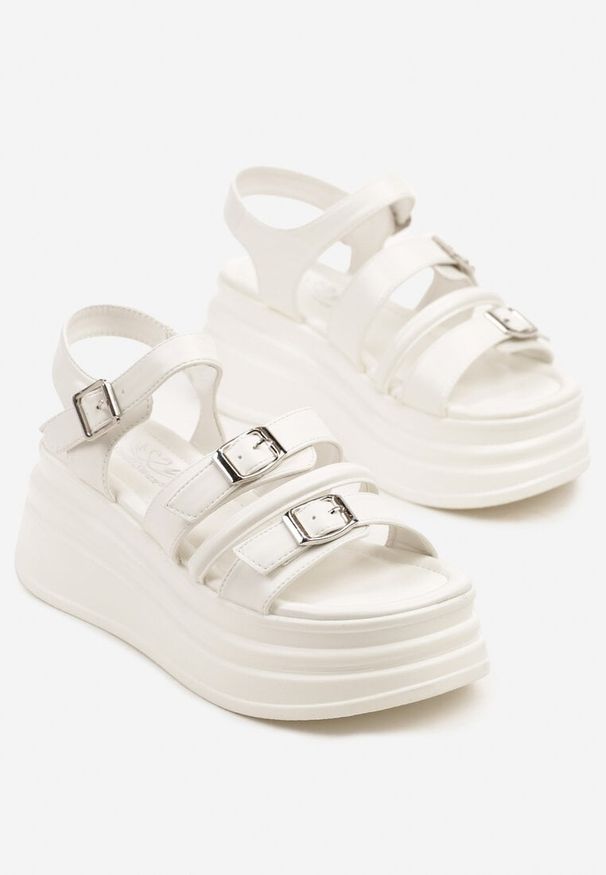 Born2be - Białe Sandały z Klamerkami na Platformie z Tłoczeniami w Rockowym Stylu Alimindra. Nosek buta: otwarty. Kolor: biały. Materiał: jeans. Wzór: aplikacja. Sezon: lato. Obcas: na platformie. Styl: rockowy