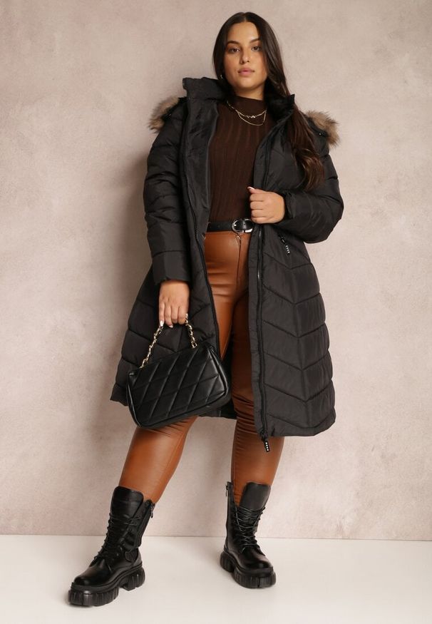 Renee - Czarna Kurtka Pikowana z Futerkiem Lawanna. Okazja: na co dzień. Kolekcja: plus size. Kolor: czarny. Materiał: futro. Długość rękawa: długi rękaw. Długość: długie. Wzór: aplikacja. Styl: casual, elegancki, wizytowy