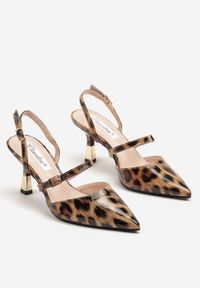 Renee - Panterkowe Szpilki Slingback Ozdobione Paskami i Metaliczną Wstawką Villexia. Okazja: na spotkanie biznesowe. Zapięcie: pasek. Materiał: lakier. Wzór: aplikacja. Obcas: na szpilce. Styl: klasyczny, elegancki, biznesowy. Wysokość obcasa: średni