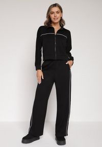 Born2be - Czarny Retro Komplet Dresowy z Wiskozą Szerokie Spodnie i Bluza ze Stójką Sewelda. Kolor: czarny. Materiał: wiskoza, dresówka. Sport: turystyka piesza #7