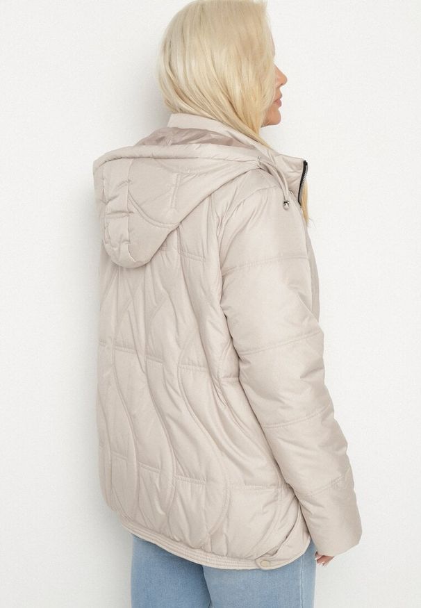 Born2be - Beżowa Pikowana Kurtka z Odpinanym Kapturem i Kieszeniami Vilbia. Okazja: na co dzień, na spacer. Kolekcja: plus size. Kolor: beżowy. Materiał: jeans, poliester. Styl: casual, sportowy, elegancki