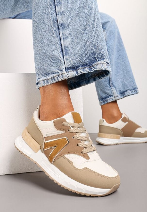 Born2be - Ciemnobeżowe Sznurowane Sneakersy przed Kostkę na Płaskiej Podeszwie z Aplikacją Irines. Okazja: na co dzień. Wysokość cholewki: przed kostkę. Zapięcie: sznurówki. Kolor: beżowy. Wzór: aplikacja. Obcas: na płaskiej podeszwie
