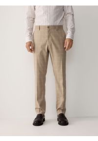 Reserved - Spodnie garniturowe slim fit - beżowy. Kolor: beżowy. Materiał: tkanina, wiskoza