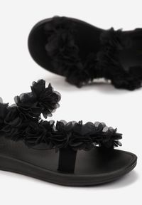 Renee - Czarne Sandały Achenia. Zapięcie: rzepy. Kolor: czarny. Materiał: materiał, tiul. Wzór: paski, kwiaty, jednolity, aplikacja. Obcas: na płaskiej podeszwie