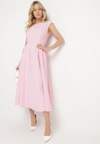 Born2be - Różowa Sukienka o Rozkloszowanym Kroju z Wiązaniem i Dekoltem w Łódkę Aladriela. Okazja: na co dzień. Typ kołnierza: dekolt w łódkę. Kolor: różowy. Długość rękawa: krótki rękaw. Sezon: wiosna, lato. Styl: casual, klasyczny #4