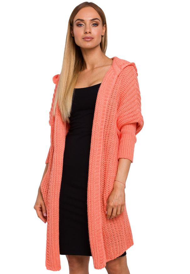 Produkt Polski - Długi sweter damski kardigan oversize z kapturem pastelowy róż. Typ kołnierza: kaptur. Kolor: różowy. Materiał: akryl. Długość rękawa: długi rękaw. Długość: długie. Wzór: ze splotem. Styl: elegancki, klasyczny