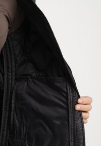 Born2be - Czarna Kamizelka z Odpinanym Kapturem Ozdobiona Pikowaniem Cirisse. Okazja: na co dzień, na spacer. Kolor: czarny. Materiał: jeans. Wzór: aplikacja. Styl: klasyczny, casual, elegancki #6