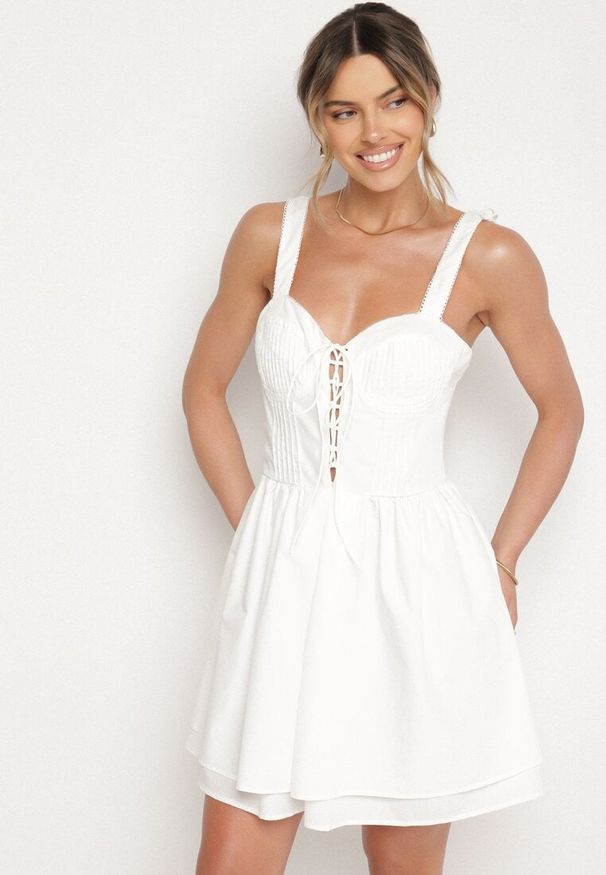 Born2be - Biała Bawełniana Sukienka Vices w Rustykalnym Stylu z Wiązaniem Fenavira. Okazja: na co dzień. Kolor: biały. Materiał: bawełna. Długość rękawa: na ramiączkach. Wzór: aplikacja. Styl: casual