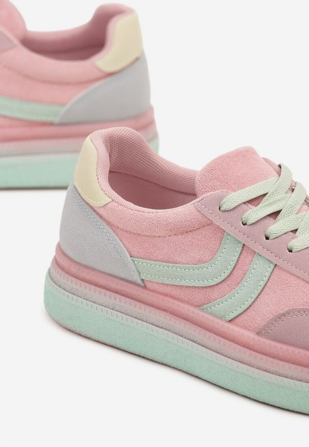 Renee - Różowe Sneakersy Typu Kultowe Tenisówki na Niskiej Platformie Olritia. Nosek buta: okrągły. Zapięcie: sznurówki. Kolor: różowy. Materiał: materiał. Obcas: na platformie. Wysokość obcasa: niski