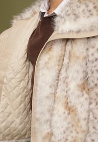 Born2be - Beżowa Kurtka Futerko na Suwak z Szerokim Kołnierzem Plinne. Okazja: na spotkanie biznesowe, do pracy, na co dzień. Typ kołnierza: golf. Kolor: beżowy. Materiał: futro. Styl: elegancki, casual, klasyczny, biznesowy #4
