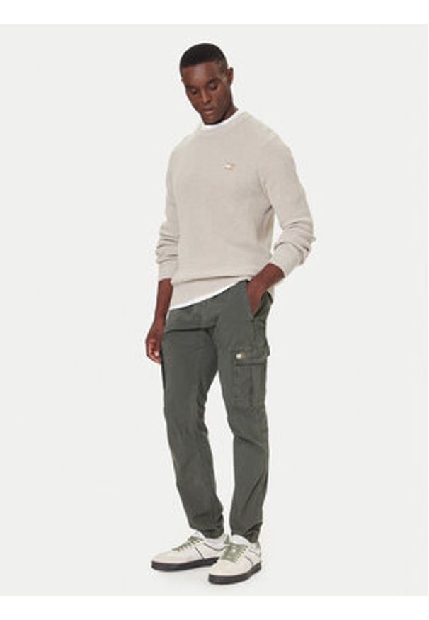 Tommy Jeans Spodnie materiałowe DM0DM22003 Zielony Regular Fit. Kolor: zielony. Materiał: bawełna