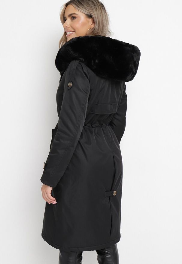 Born2be - Czarna Nylonowa Kurtka Parka Płaszcz Ozdobiona Futerkiem Faelana. Kolor: czarny. Materiał: nylon, futro. Wzór: aplikacja