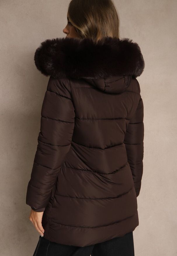 Renee - Brązowa Kurtka z Pikowanymi Przeszyciami i Kapturem z Futrem Anindrie. Okazja: na spacer, na co dzień. Typ kołnierza: kaptur. Kolor: brązowy. Materiał: futro. Styl: casual