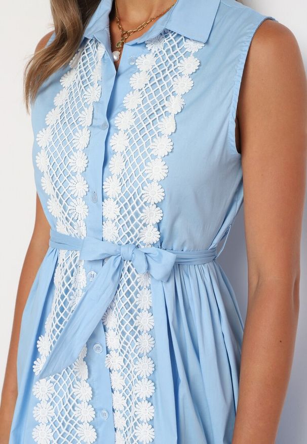 Born2be - Jasnoniebieska Rozkloszowana Sukienka z Bawełny o Koszulowym Kroju Wiązana w Pasie Calelia. Okazja: na co dzień. Kolor: niebieski. Materiał: bawełna. Typ sukienki: koszulowe. Styl: casual